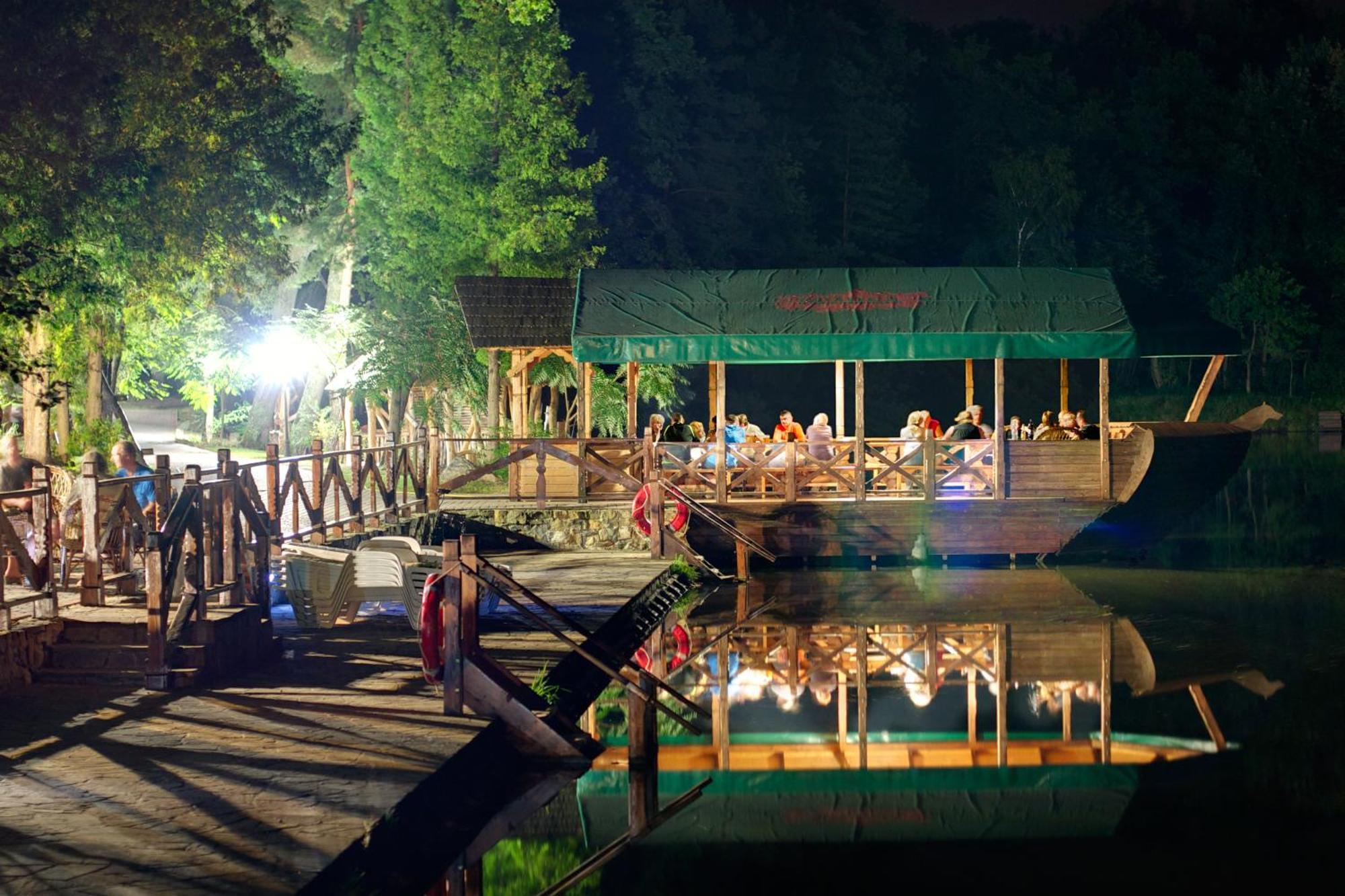 Sherwood Hotel Dolgomostiska Екстериор снимка