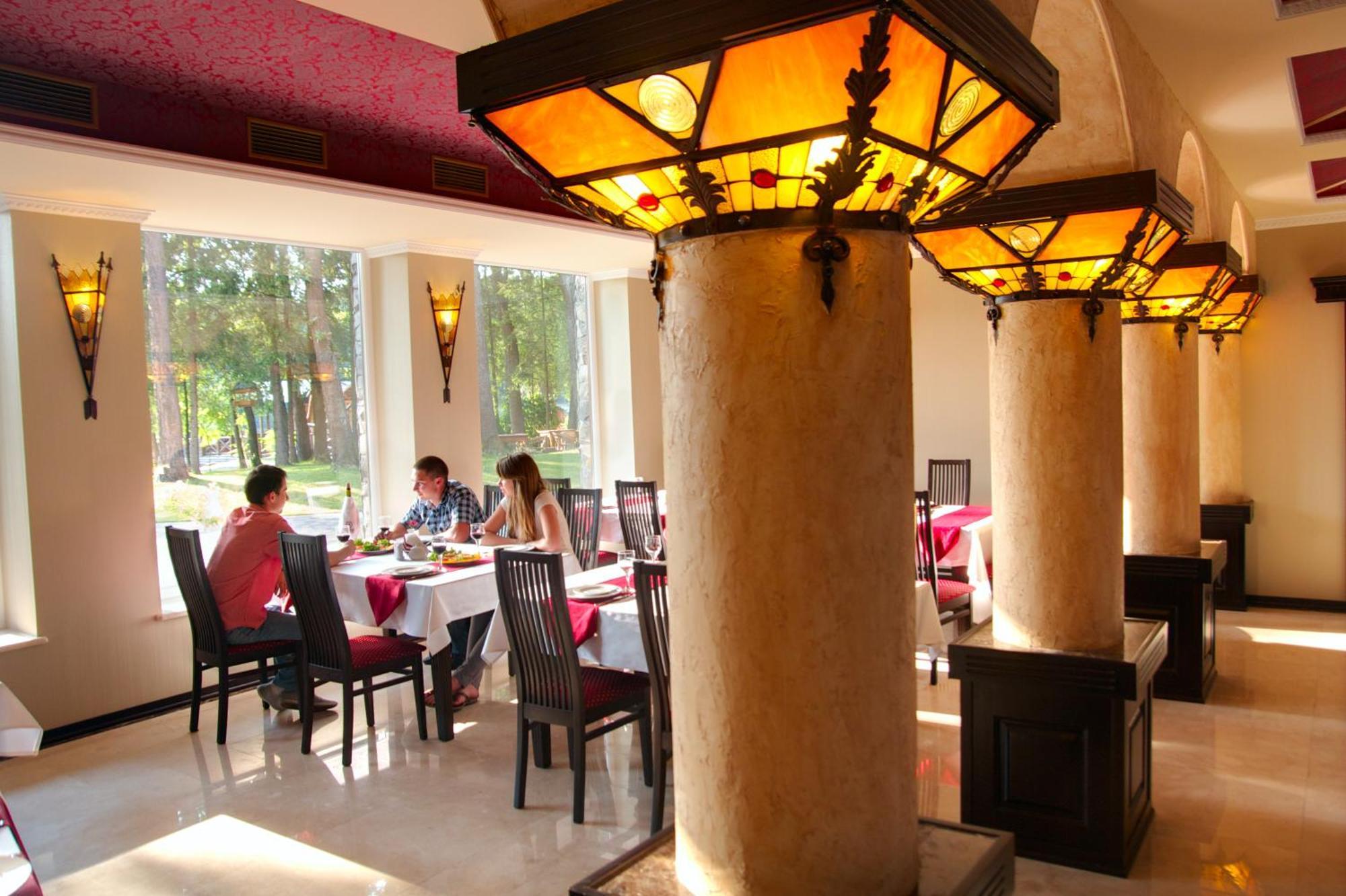 Sherwood Hotel Dolgomostiska Екстериор снимка