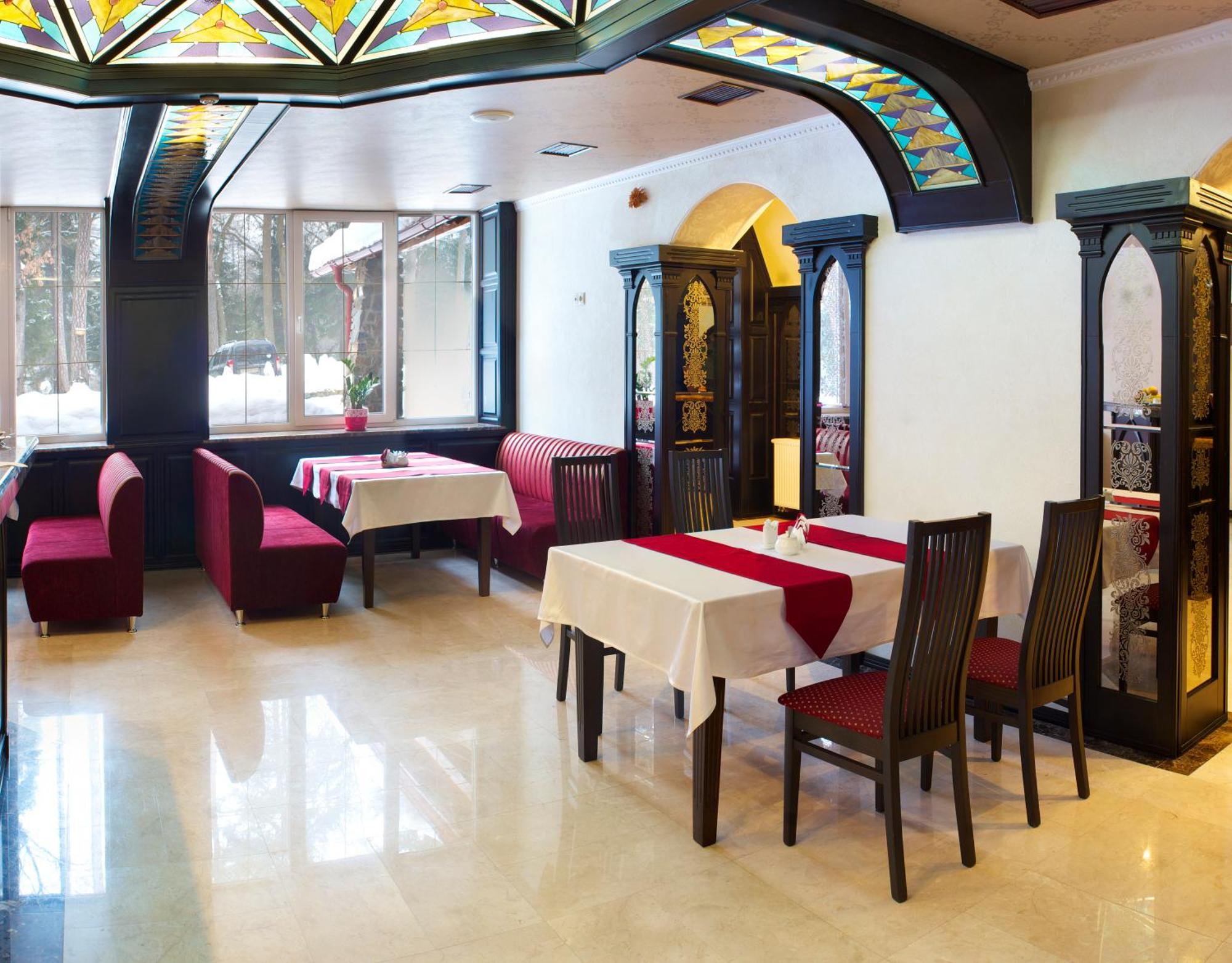 Sherwood Hotel Dolgomostiska Екстериор снимка