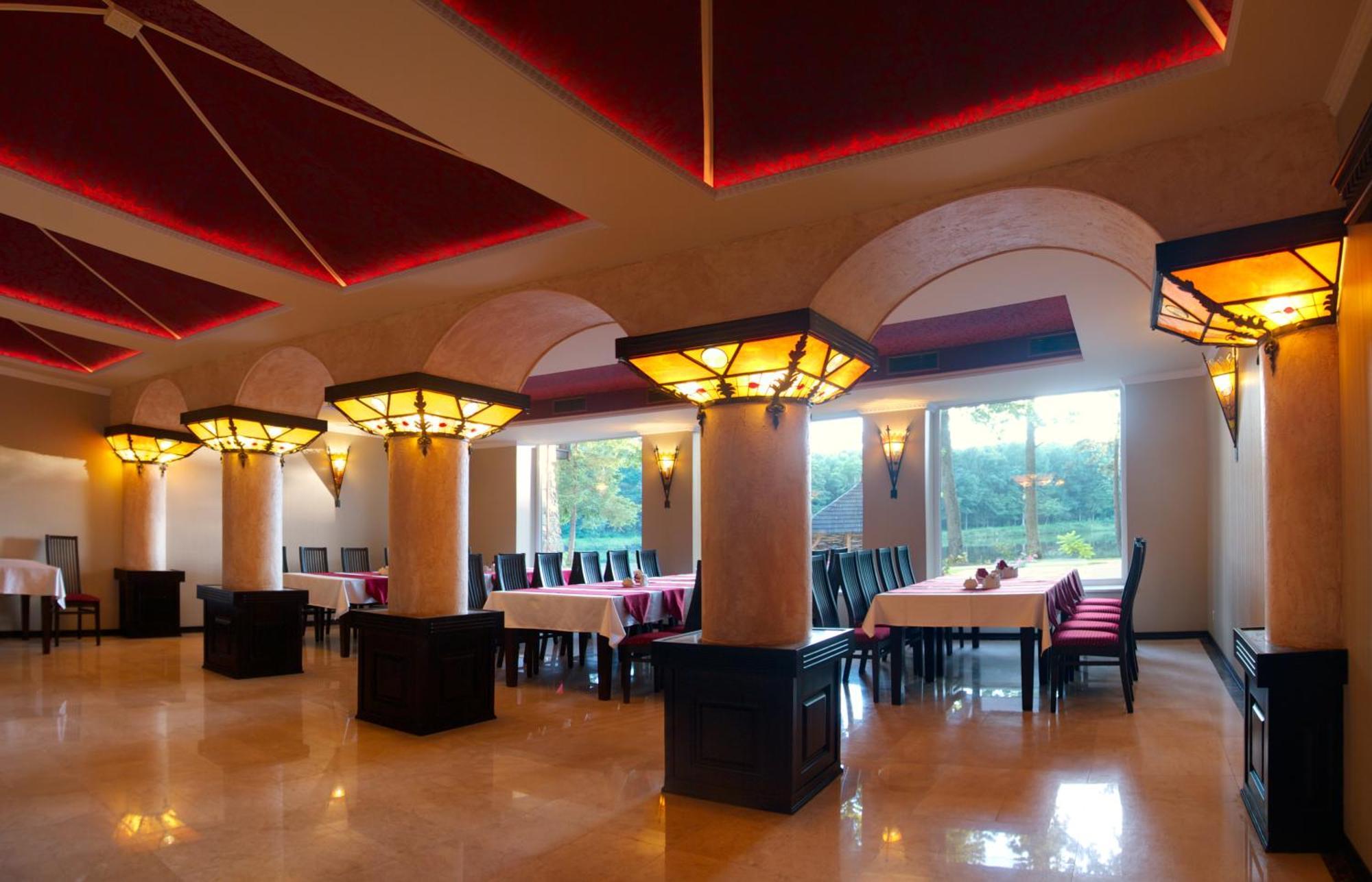 Sherwood Hotel Dolgomostiska Екстериор снимка