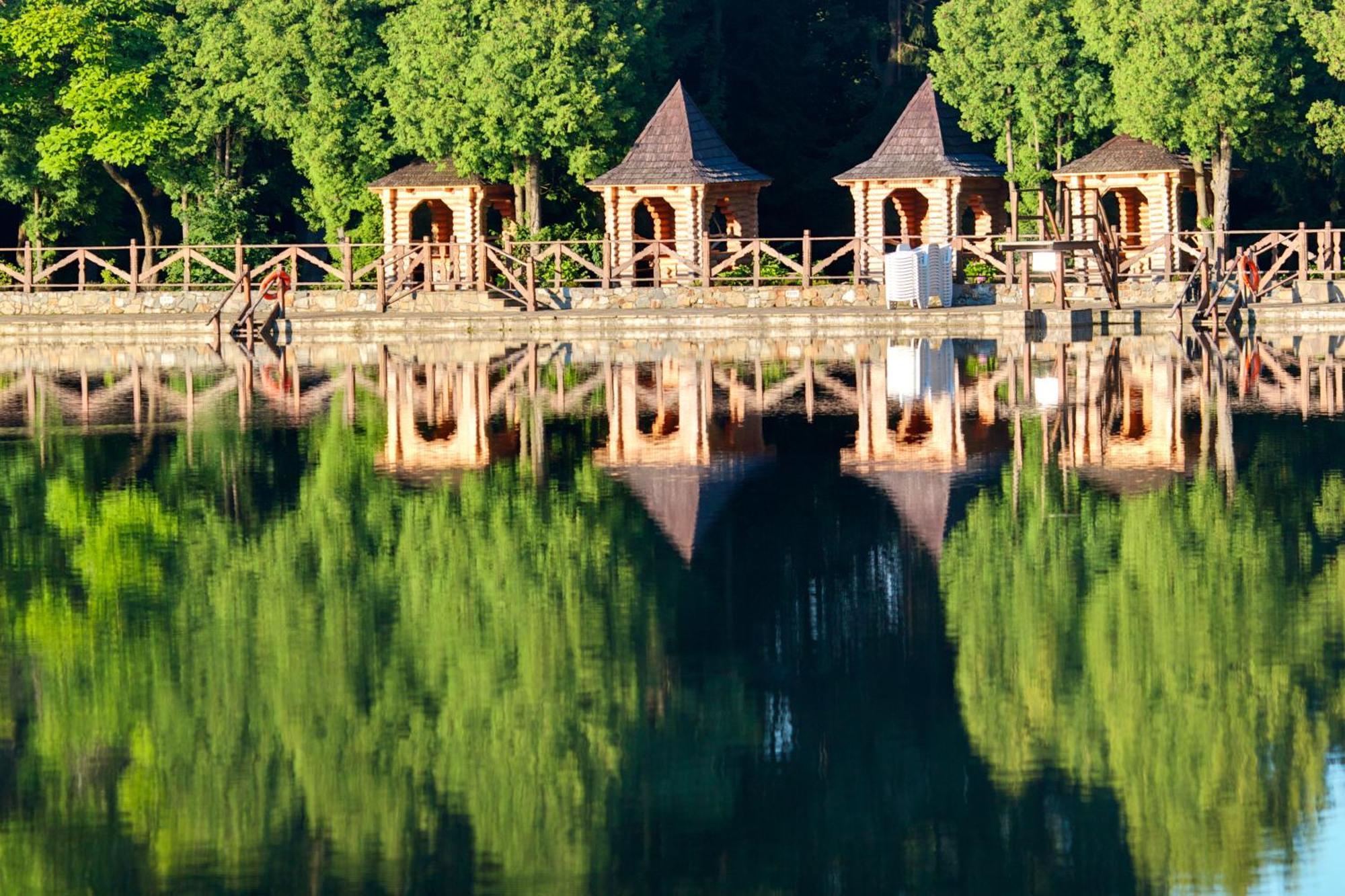 Sherwood Hotel Dolgomostiska Екстериор снимка