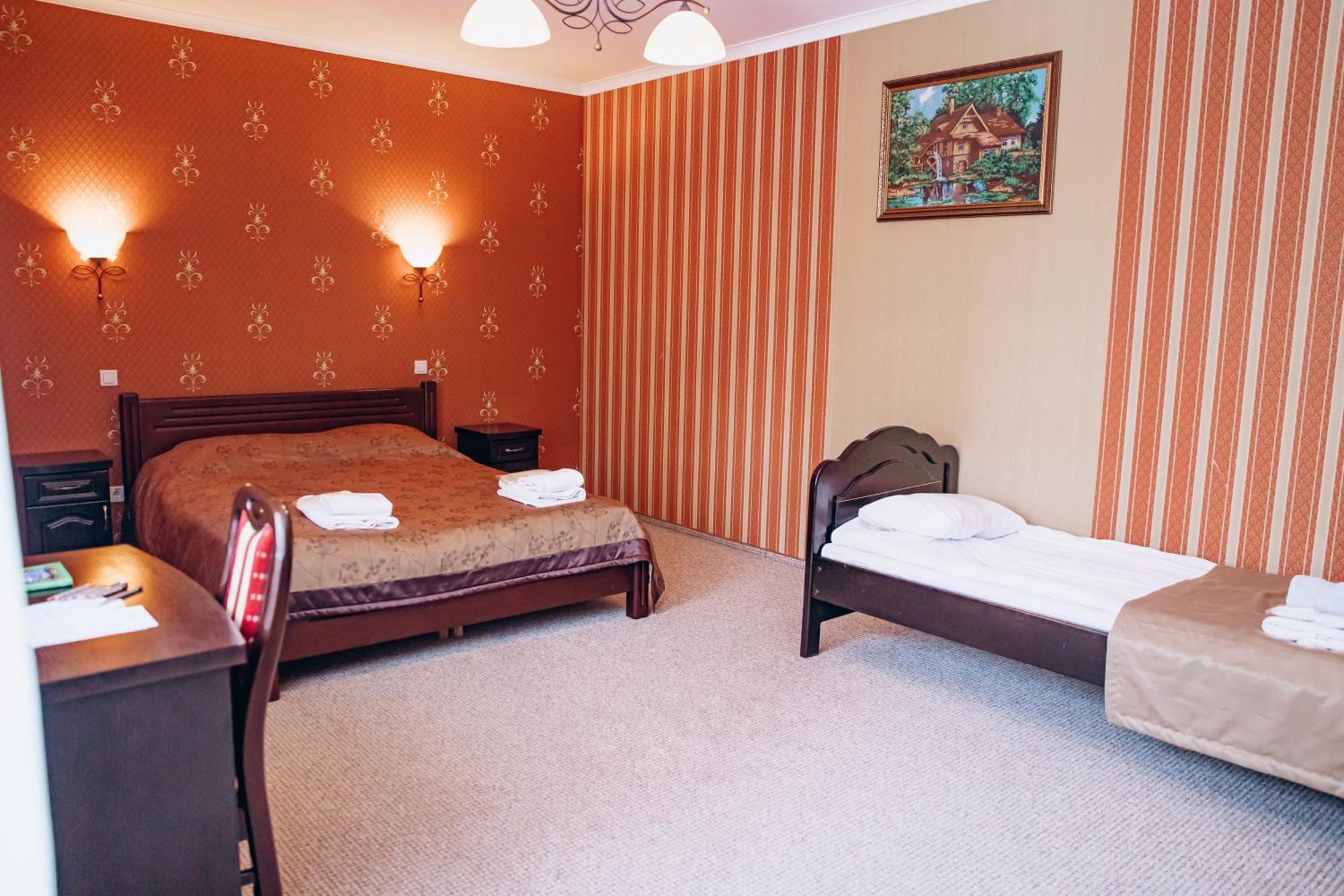 Sherwood Hotel Dolgomostiska Екстериор снимка