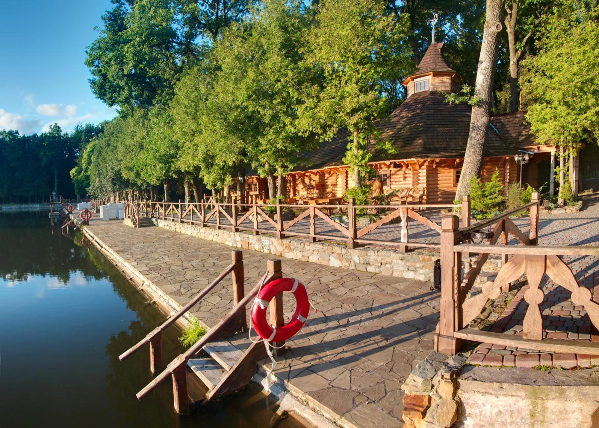 Sherwood Hotel Dolgomostiska Екстериор снимка