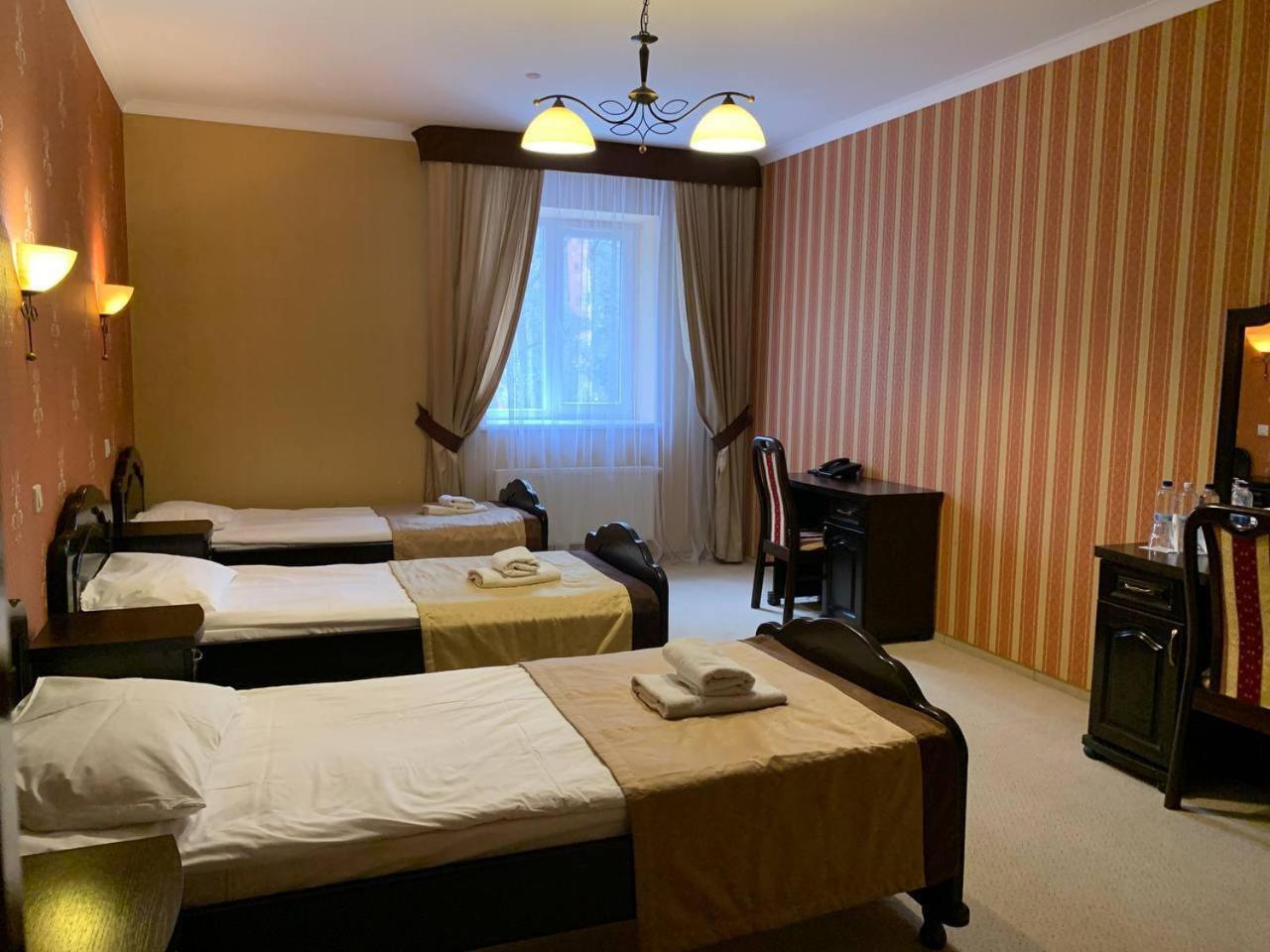 Sherwood Hotel Dolgomostiska Екстериор снимка