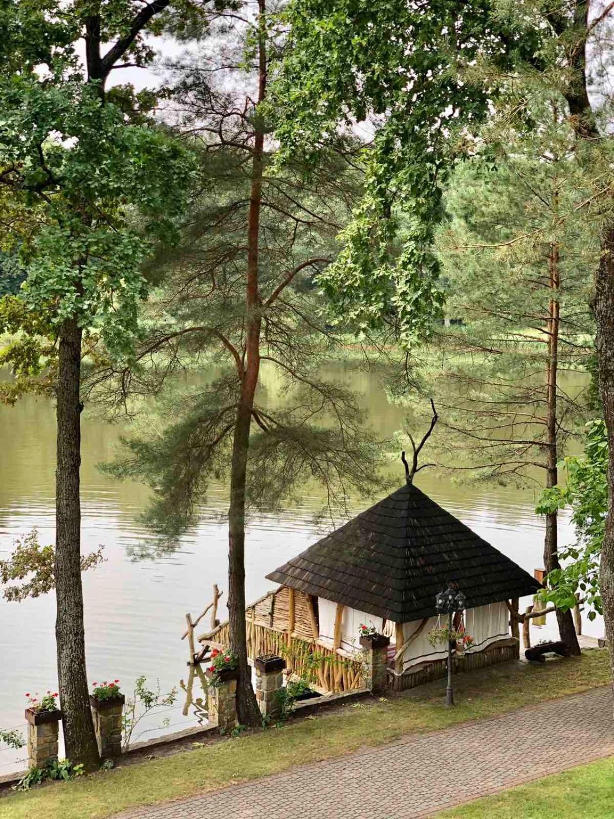Sherwood Hotel Dolgomostiska Екстериор снимка