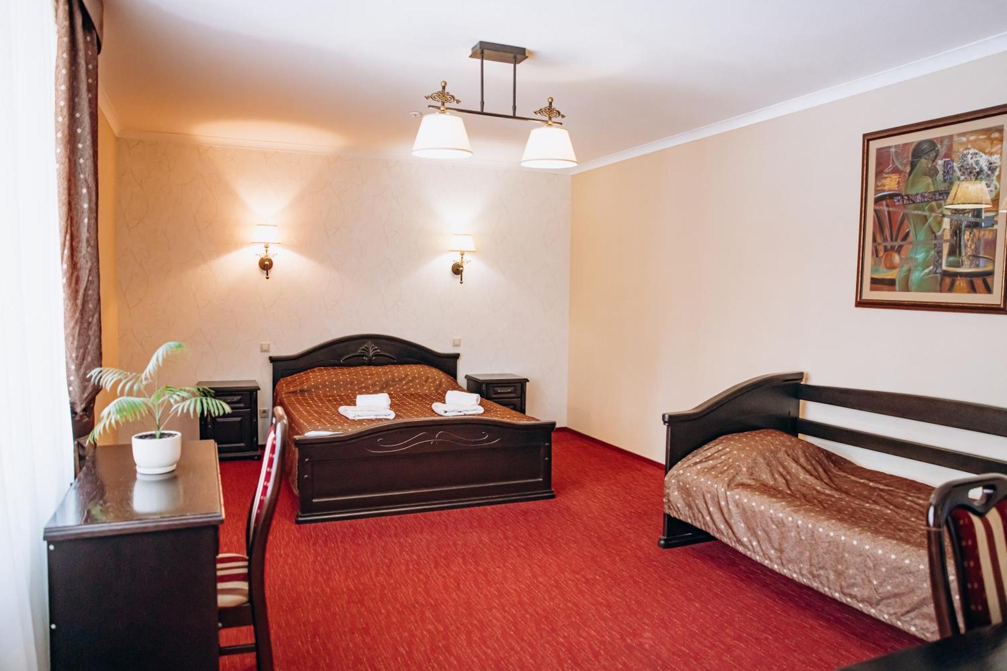 Sherwood Hotel Dolgomostiska Екстериор снимка