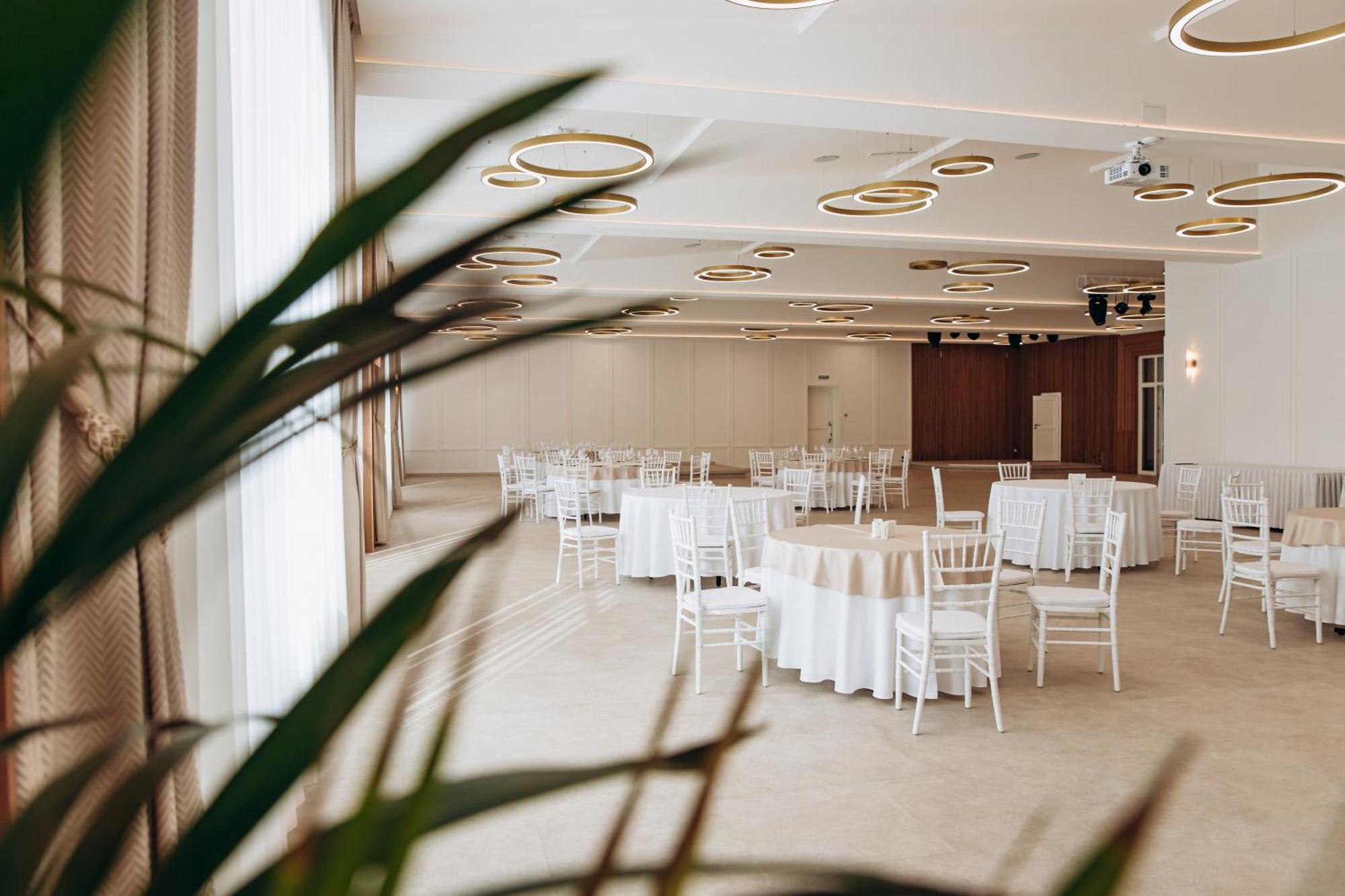 Sherwood Hotel Dolgomostiska Екстериор снимка