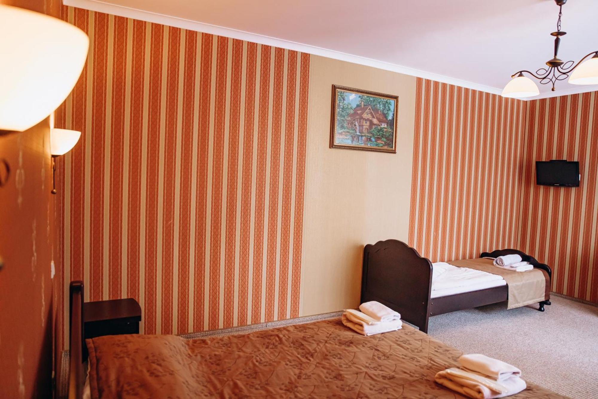 Sherwood Hotel Dolgomostiska Екстериор снимка