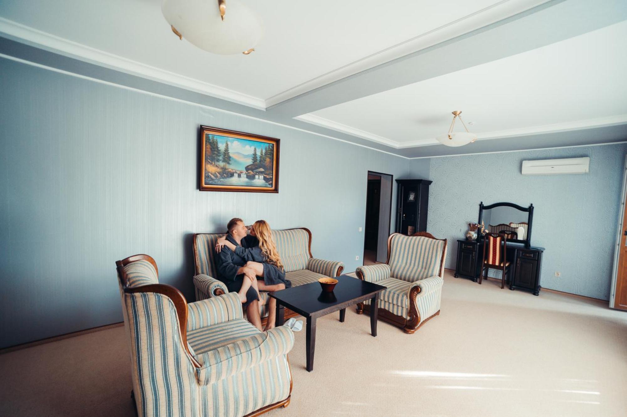 Sherwood Hotel Dolgomostiska Екстериор снимка