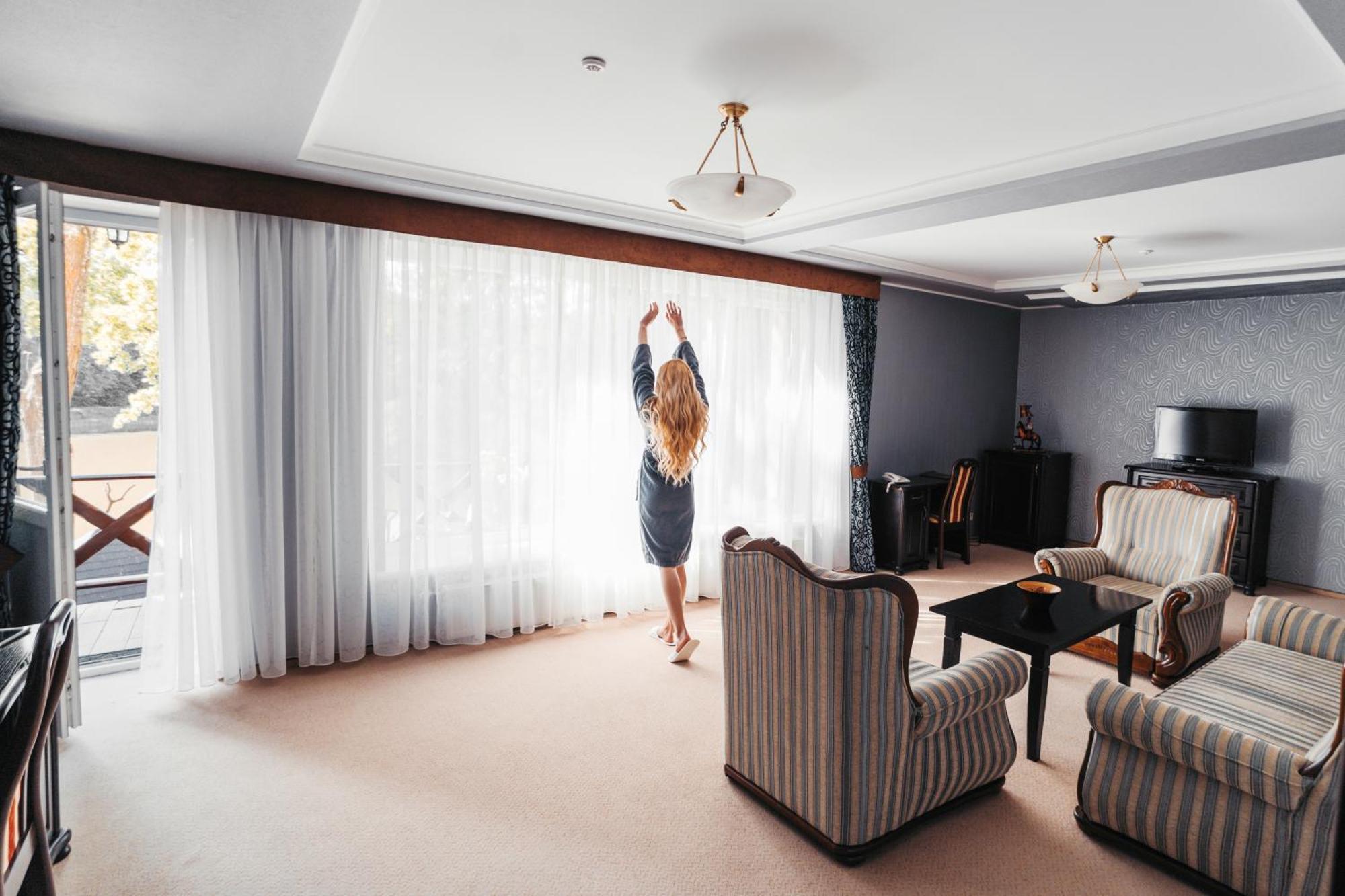 Sherwood Hotel Dolgomostiska Екстериор снимка
