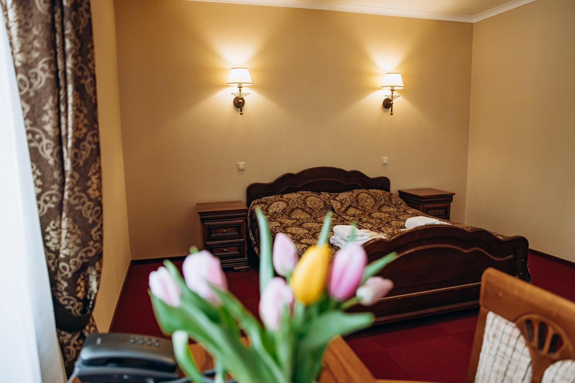 Sherwood Hotel Dolgomostiska Екстериор снимка