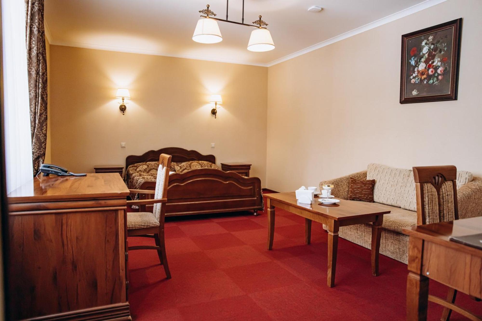 Sherwood Hotel Dolgomostiska Екстериор снимка