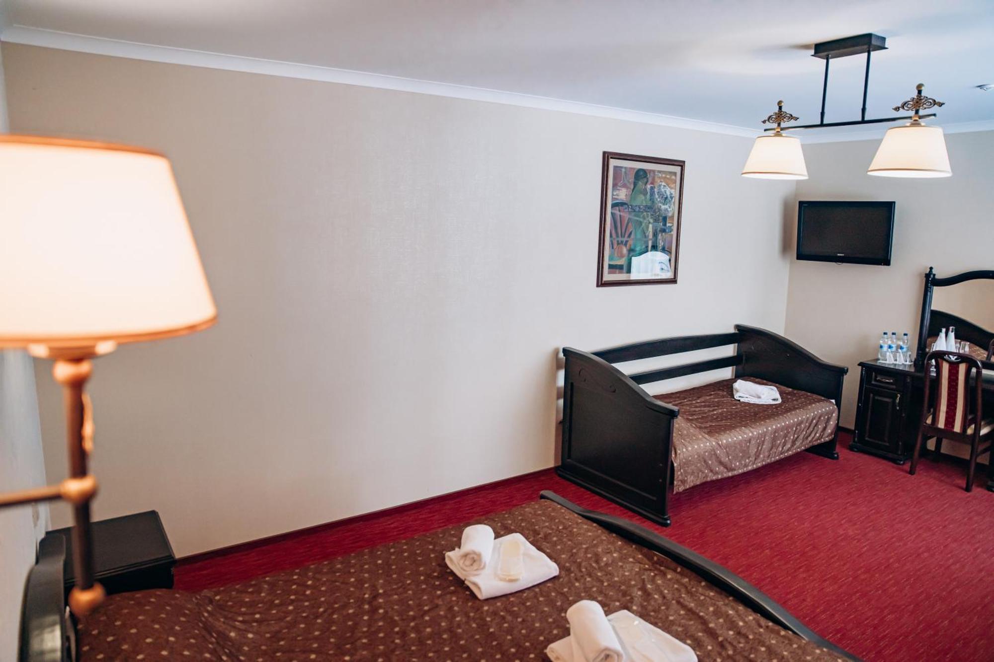 Sherwood Hotel Dolgomostiska Екстериор снимка
