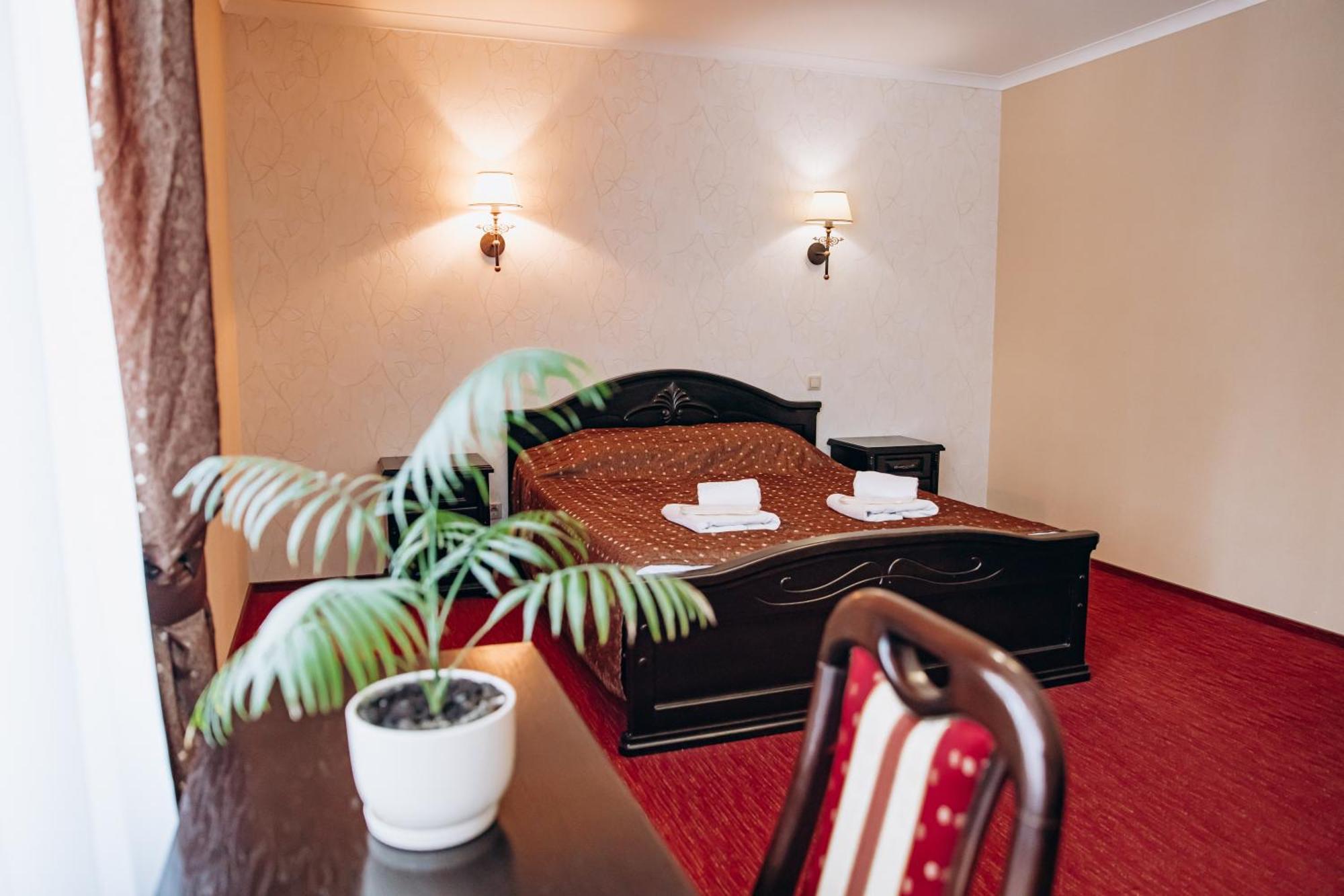 Sherwood Hotel Dolgomostiska Екстериор снимка