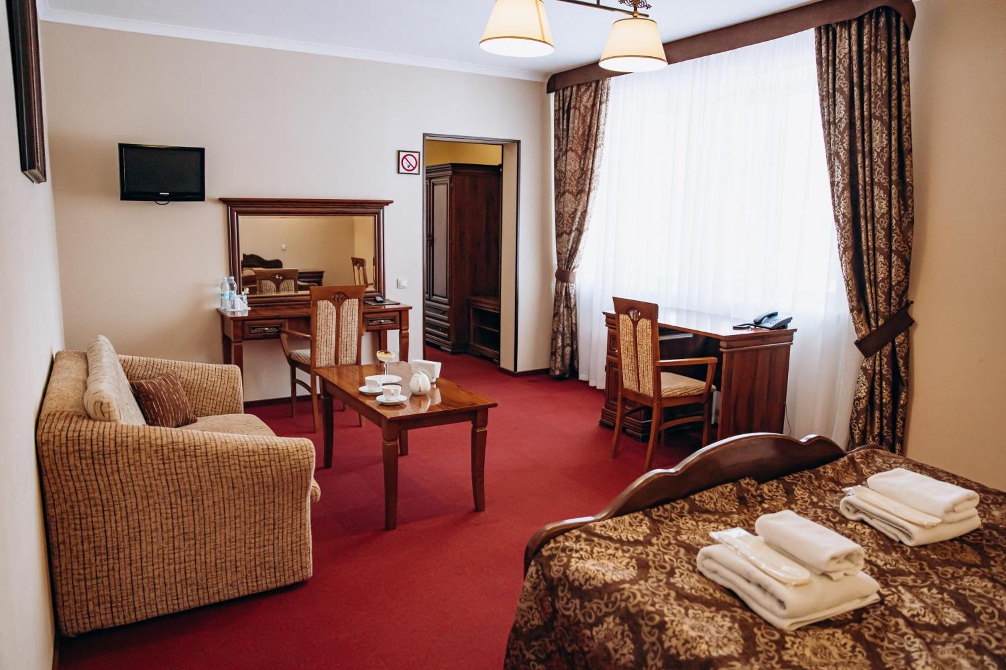 Sherwood Hotel Dolgomostiska Екстериор снимка